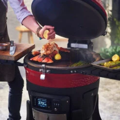 Pack Barbecue Kamado Joe Konnected Joe + Rôtissoire Et Pierre à Savon -BarbuArt Boutique pack barbecue kamado konnected joe ambiance 2