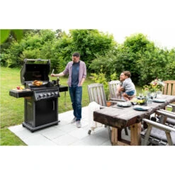 Barbecue à Gaz Napoleon Rogue 425 + Réchaud + Rôtissoire Incluse -BarbuArt Boutique rb425rsbpk 1 fr a barbecue gaz napoleon rogue 425 rechaud rotissoire ambiance personnes