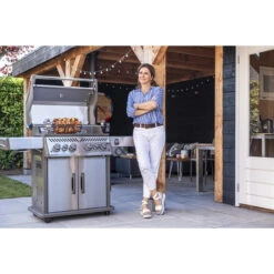 Barbecue à Gaz Napoleon ROGUE 525 SIB Édition Spéciale Inox -BarbuArt Boutique rse525sibpss 1 lifestyle 12 min